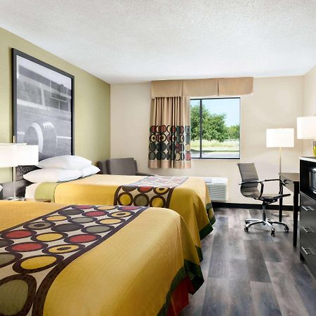 Super 8 By Wyndham Clinton Hotel Екстериор снимка
