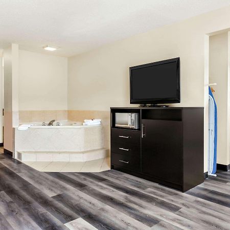 Super 8 By Wyndham Clinton Hotel Екстериор снимка