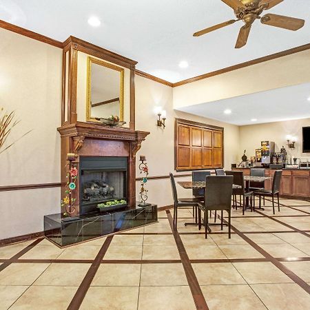 Super 8 By Wyndham Clinton Hotel Екстериор снимка