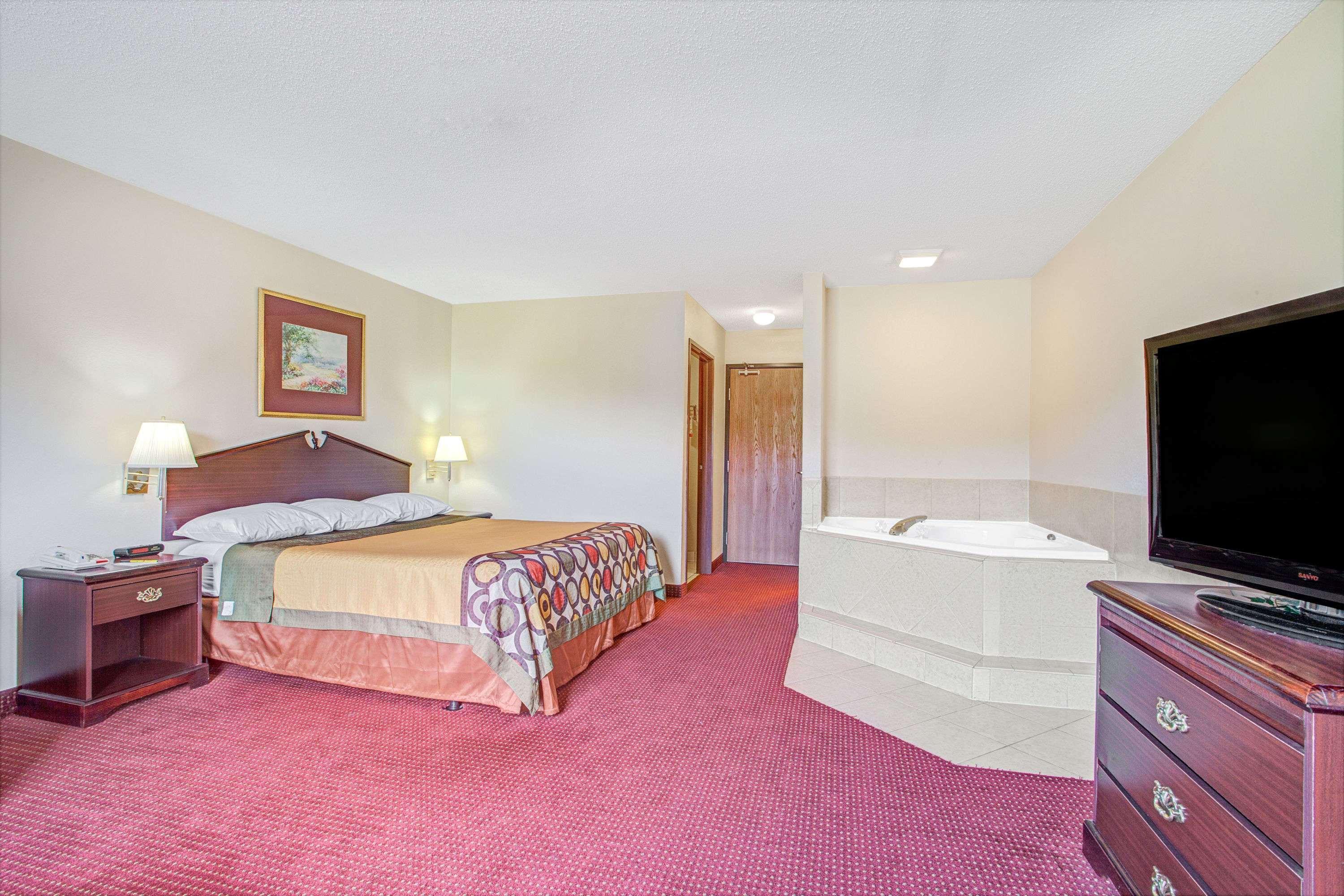 Super 8 By Wyndham Clinton Hotel Екстериор снимка