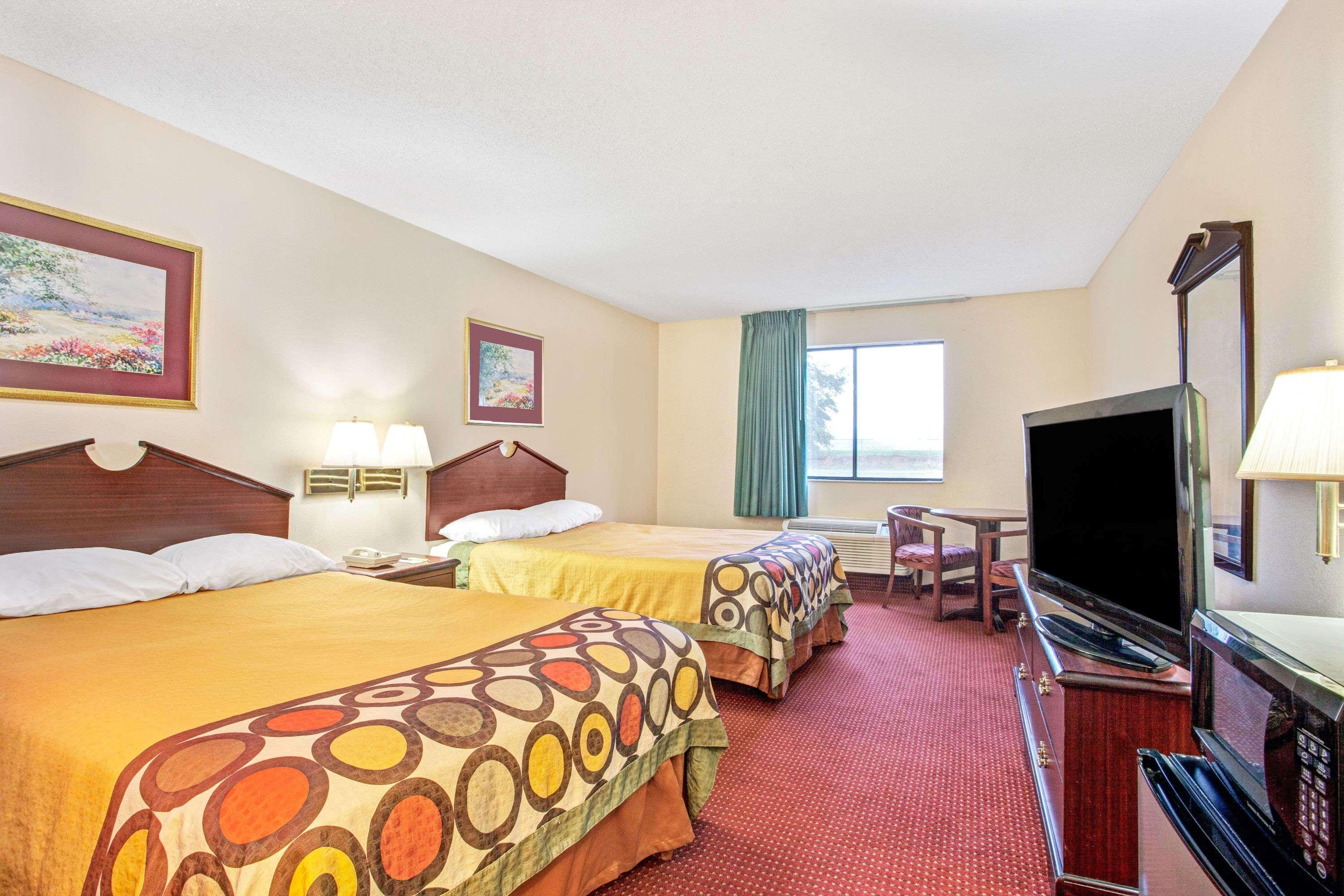 Super 8 By Wyndham Clinton Hotel Екстериор снимка