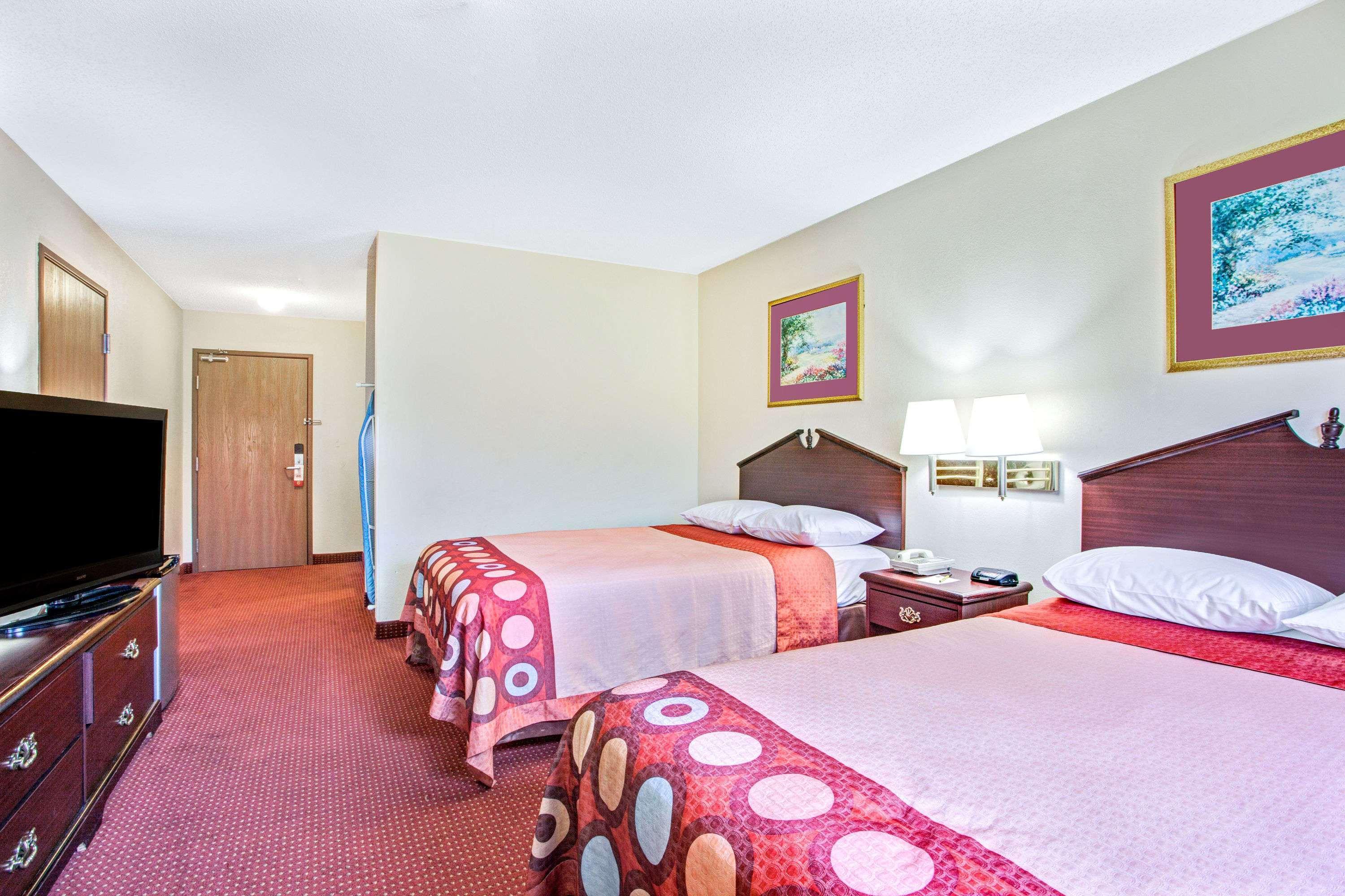Super 8 By Wyndham Clinton Hotel Екстериор снимка