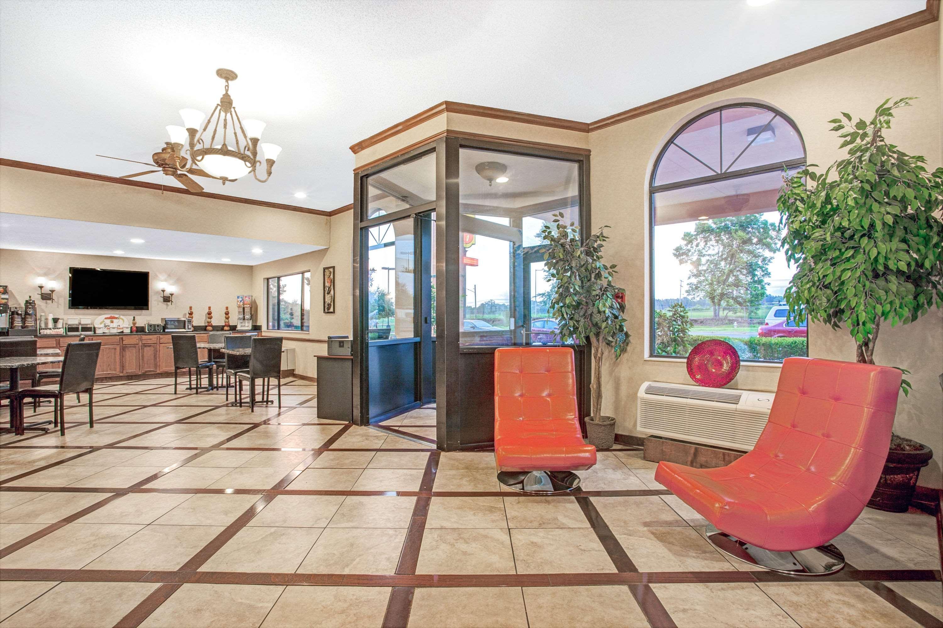 Super 8 By Wyndham Clinton Hotel Екстериор снимка