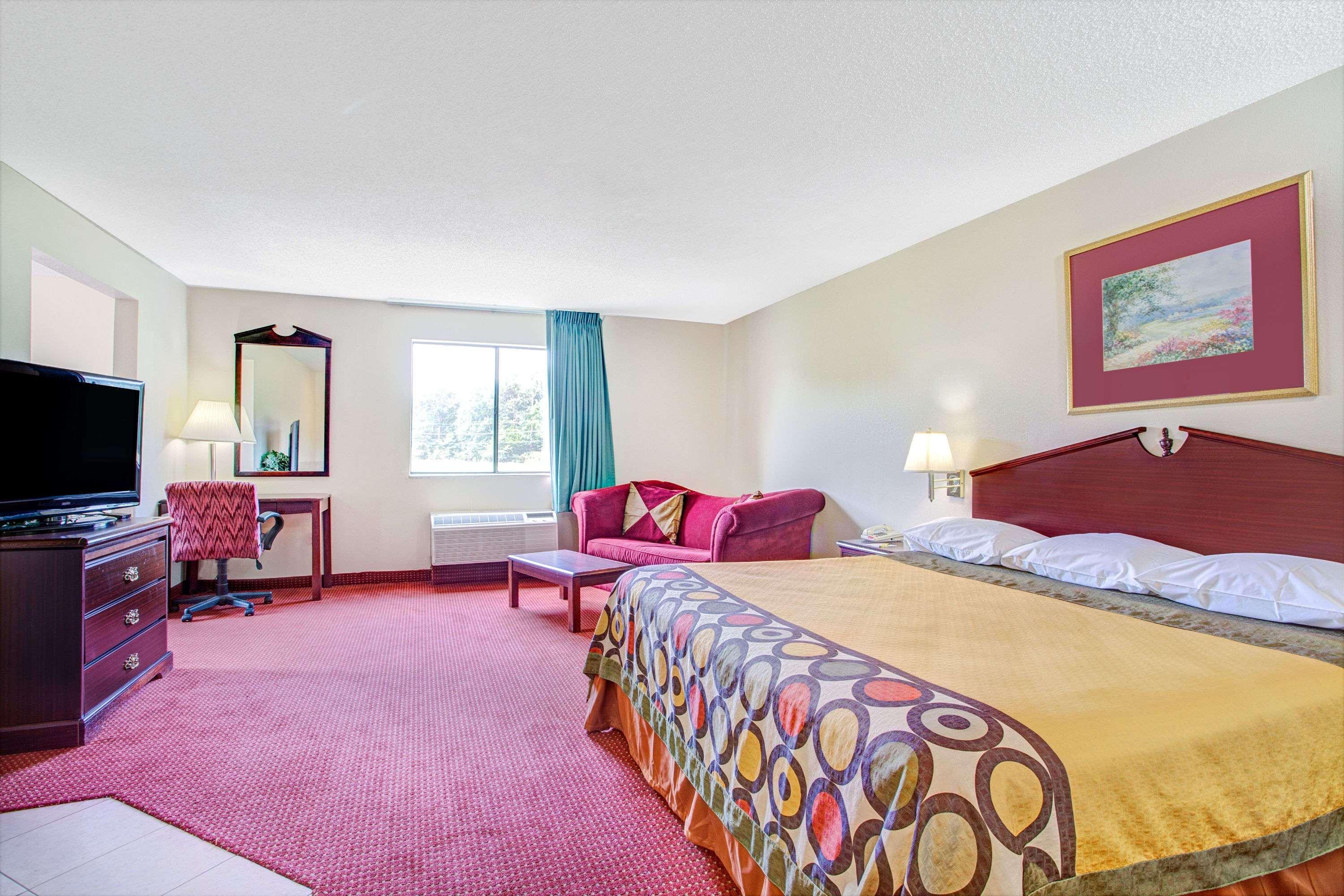 Super 8 By Wyndham Clinton Hotel Екстериор снимка