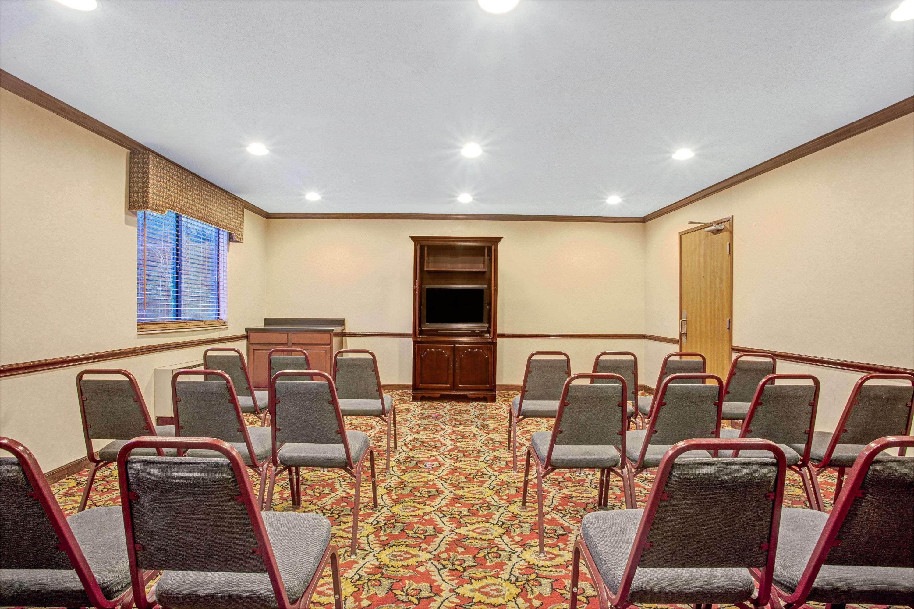 Super 8 By Wyndham Clinton Hotel Екстериор снимка