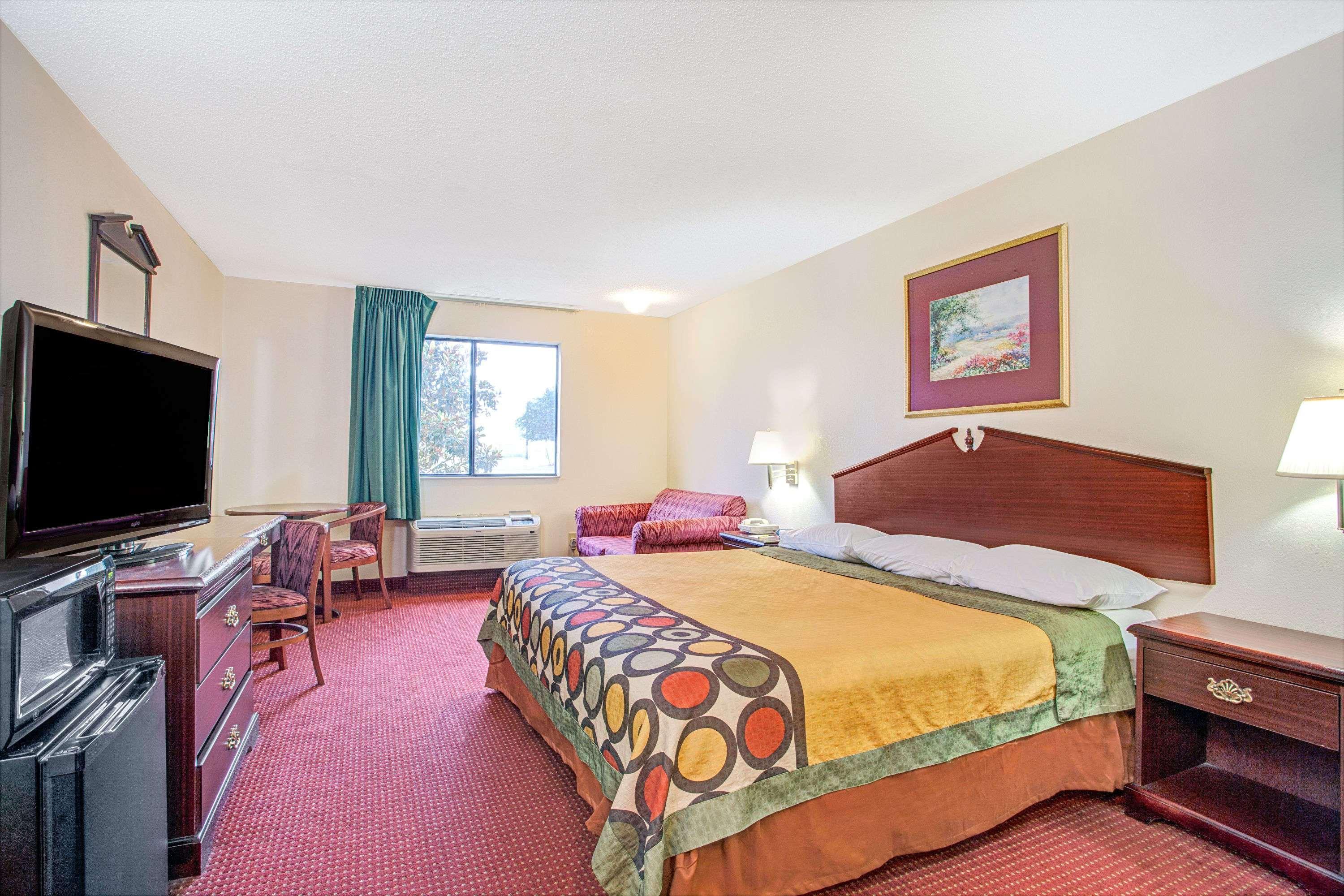 Super 8 By Wyndham Clinton Hotel Екстериор снимка