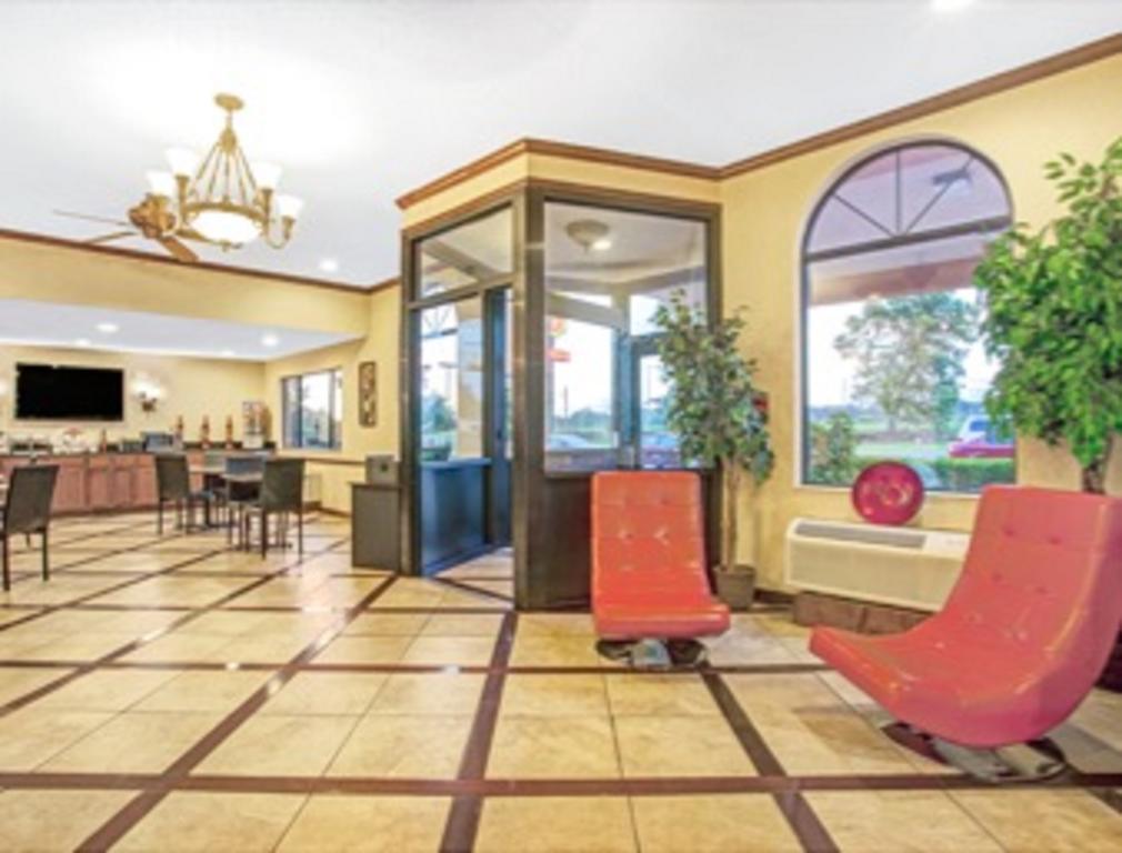 Super 8 By Wyndham Clinton Hotel Екстериор снимка