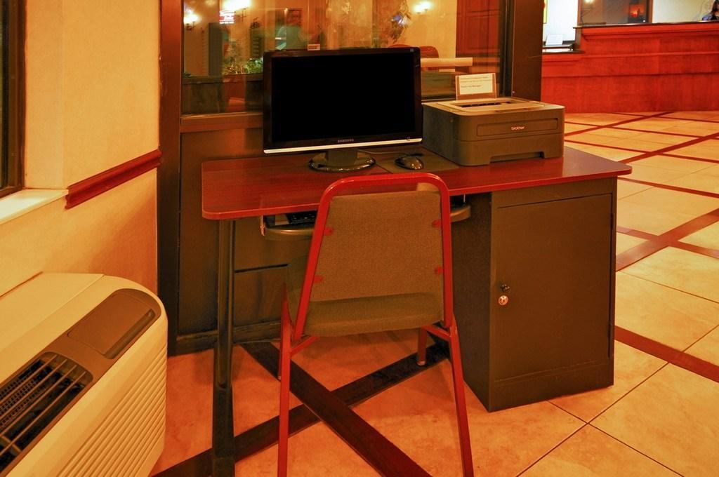Super 8 By Wyndham Clinton Hotel Екстериор снимка