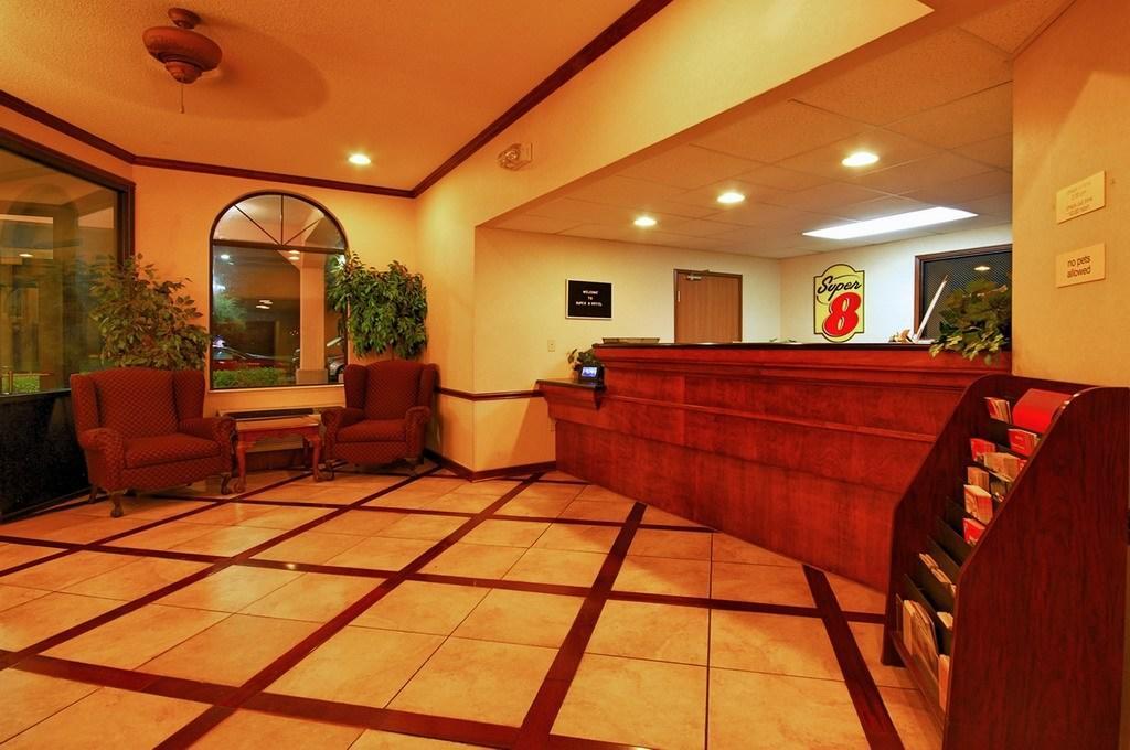 Super 8 By Wyndham Clinton Hotel Екстериор снимка