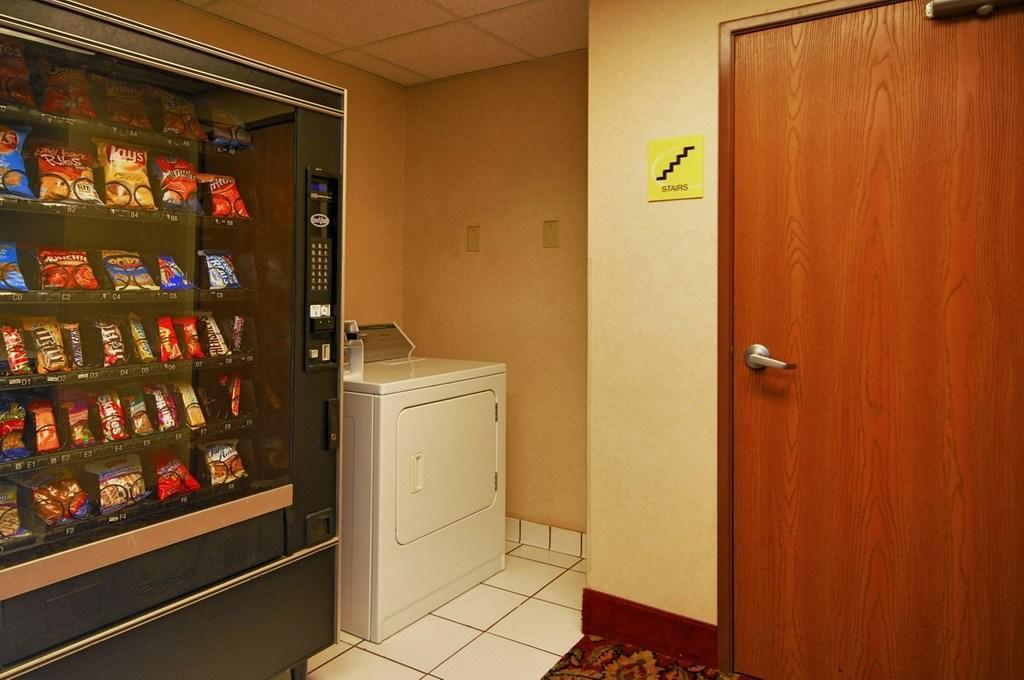 Super 8 By Wyndham Clinton Hotel Екстериор снимка
