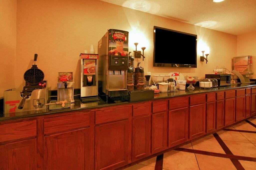 Super 8 By Wyndham Clinton Hotel Екстериор снимка
