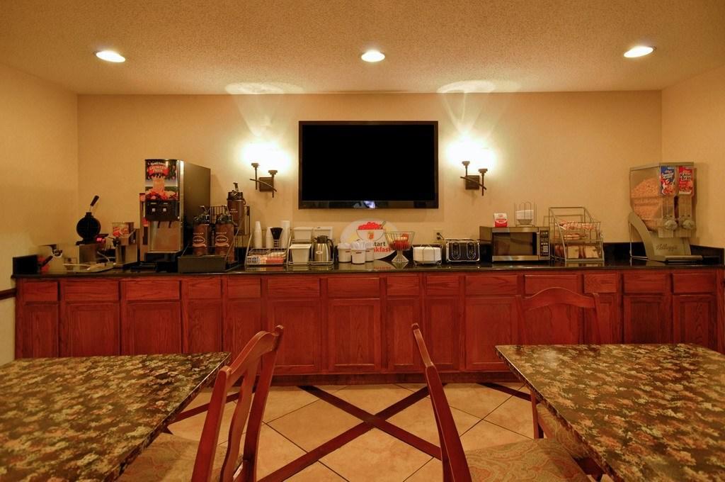 Super 8 By Wyndham Clinton Hotel Екстериор снимка