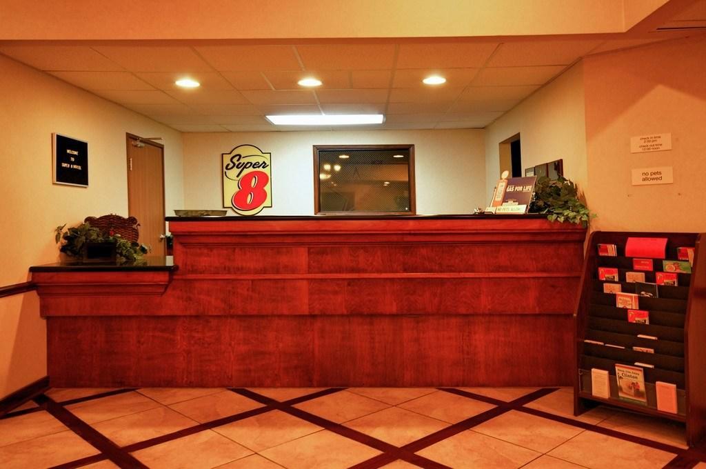 Super 8 By Wyndham Clinton Hotel Екстериор снимка