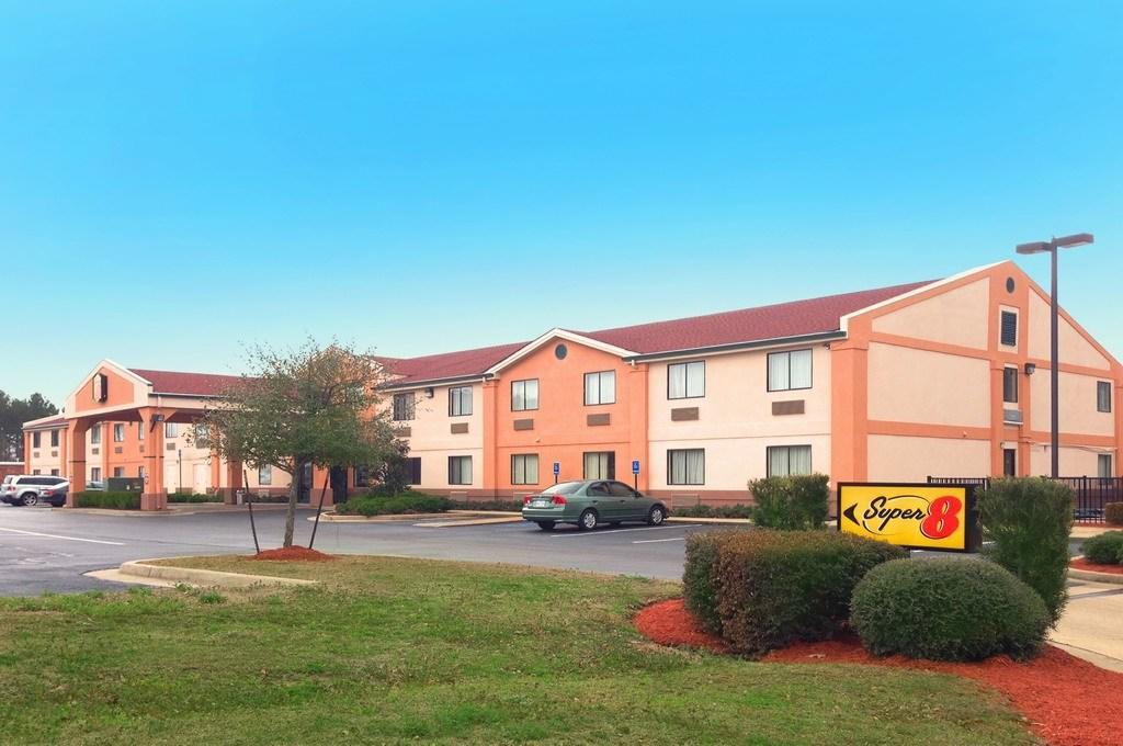 Super 8 By Wyndham Clinton Hotel Екстериор снимка